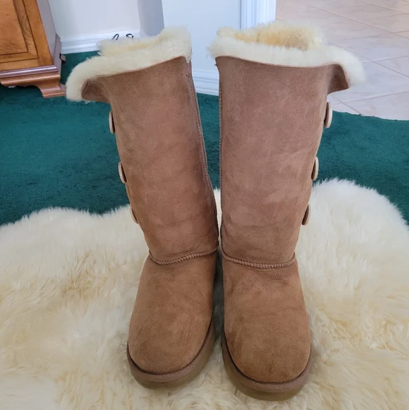 Ugg Boots Women's Bailey Button Triplet. Tan Size 10. - Picture 3 of 10